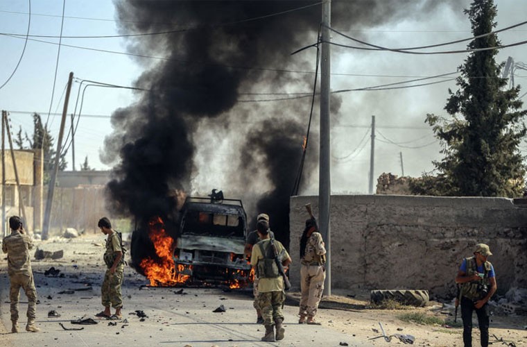 Các thành viên Quân đội Syria Tự do (FSA) tuần tra trong ngôi làng họ giải phóng từ tay  phiến quân IS.